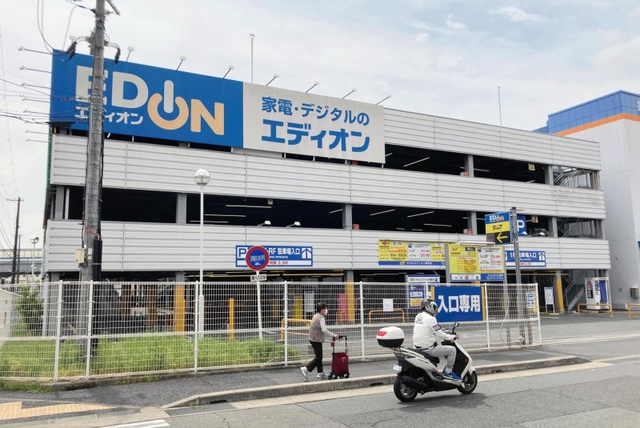エディオン御影店の立体駐車場。屋上で副店長らが人命救助に当たった＝神戸市東灘区御影本町４