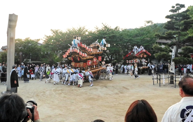だんじりの宮入りを分散し、密集を避けて行われた保久良神社の春祭り＝４日午後、神戸市東灘区本山北町６の鷺宮八幡神社