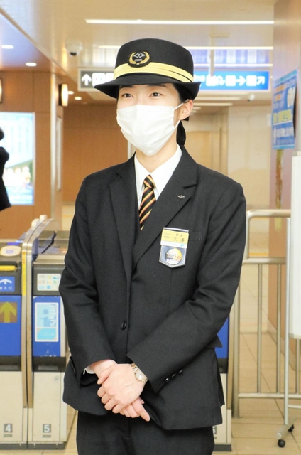 御影駅管区の管区駅長に就任した大澤仁美さん＝４月上旬、神戸市東灘区深江北町４の阪神深江駅