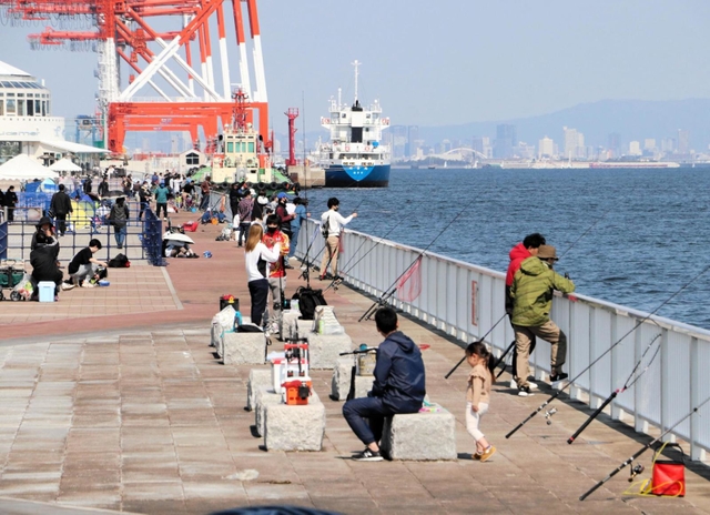 六甲アイランド南岸のマリンパークで実証実験に合わせて海釣りを楽しむ人たち＝５月３日午後、神戸市東灘区向洋町中９
