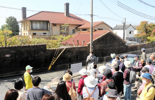 「乾汽船」設立者の自宅だった旧乾邸（奧）を見学するウオークイベントの参加者たち＝東灘区住吉山手５