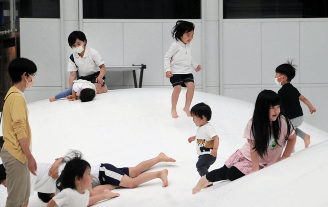神戸ファッションプラザ内の「サン広場」に新設された「ふわふわドーム」＝神戸市東灘区向洋町中２