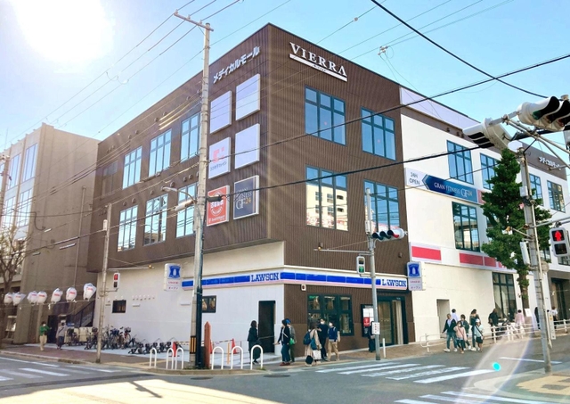 「ビエラ御影」の名称でリニューアルオープンした阪神御影駅南の商業施設＝神戸市東灘区御影本町４