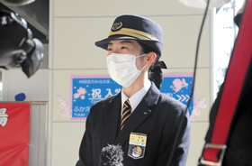 御影駅管区の管区駅長に就任した大澤仁美さん＝４月上旬、神戸市東灘区深江北町４の阪神深江駅