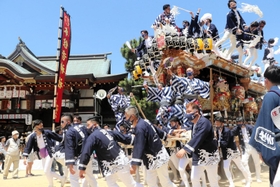 本住吉神社の春祭り本宮で境内を出発するだんじり＝５日午後、神戸市東灘区住吉宮町７