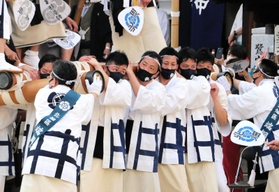 だんじり巡行に向けて新調したおそろいのマスクを着用する氏子たち＝４日午後、神戸市東灘区本山北町６の鷺宮八幡神社