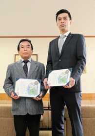 飛び降り自殺を防いで「のじぎく賞」を受けた（左から）中村藤夫さんと渡辺康仁さん＝東灘署