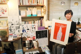 イラストレーター小島武さんの貴重な原画を並べて紹介しているブックカフェ「ウルム」＝神戸市東灘区本山北町３