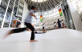 新しくできたふわふわドームで跳び回る子どもたち＝神戸市東灘区向洋町中２、神戸ファッションプラザ（撮影・長嶺麻子）