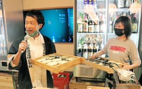 「灘五郷酒所」を運営する企画会社社長の坂野雅さん（左）＝神戸市東灘区御影本町３