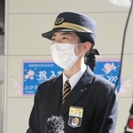 御影駅管区の管区駅長に就任した大澤仁美さん＝４月上旬、神戸市東灘区深江北町４の阪神深江駅