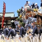 本住吉神社の春祭り本宮で境内を出発するだんじり＝５日午後、神戸市東灘区住吉宮町７