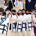 だんじり巡行に向けて新調したおそろいのマスクを着用する氏子たち＝４日午後、神戸市東灘区本山北町６の鷺宮八幡神社