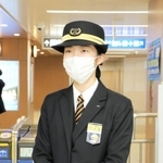 御影駅管区の管区駅長に就任した大澤仁美さん＝４月上旬、神戸市東灘区深江北町４の阪神深江駅