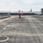 中村さんが立っていた屋上駐車場。前方右寄りの低いコンクリート塀で男性が飛び降りようとしているのに気付いた＝神戸市東灘区御影本町４、エディオン御影店