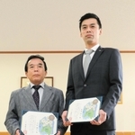 飛び降り自殺を防いで「のじぎく賞」を受けた（左から）中村藤夫さんと渡辺康仁さん＝東灘署