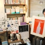 イラストレーター小島武さんの貴重な原画を並べて紹介しているブックカフェ「ウルム」＝神戸市東灘区本山北町３