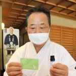 アロマオイルを垂らして持ち運ぶカードタイプのお守りと澤田政泰宮司＝神戸市東灘区御影郡家２