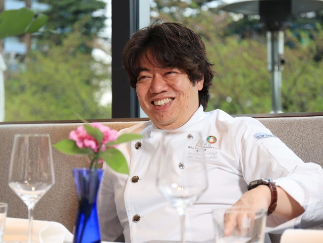 「ＨＡＬ　ＹＡＭＡＳＨＩＴＡ」オーナーシェフの山下春幸さん＝２０２１年４月、東京都港区赤坂９（撮影・吉田敦史）