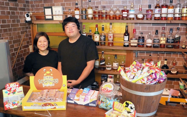 実家の駄菓子屋を残すために駄菓子バーをオープンした（右から）木本俊也さん、早予子さん夫妻＝神戸市東灘区深江北町３
