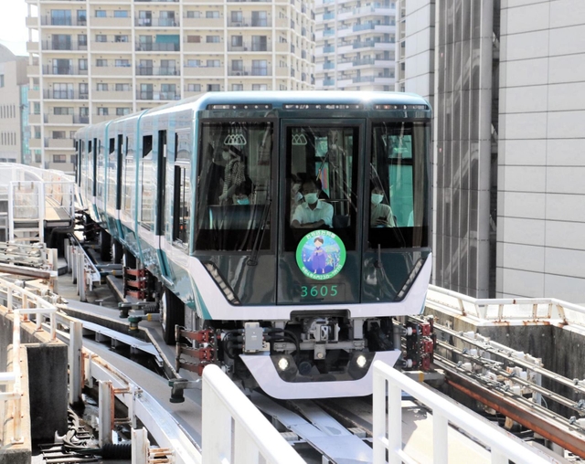 ヘッドマークを着けて運行を始めた「ひこぼし号」＝２３日朝、六甲ライナー住吉駅