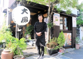 両親がかつて福岡で営んでいたギョーザ店の屋号を、神戸で復活、発展させる新元俊子さん＝神戸市東灘区深江北町１