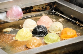 焼きたてのマカロンギョーザ。９色で１セットになる＝神戸市東灘区深江北町１