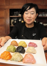 マカロンギョーザを調理、販売する新元俊子さん＝神戸市東灘区深江北町１