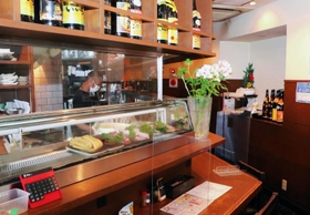 山下春幸さんが料理人の第一歩を踏み出した阪神御影駅前の居酒屋「なだ番」の店内＝神戸市東灘区御影本町４
