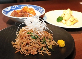 山下春幸さんが考案し、今も人気メニューとして残る「香港焼きそば」（手前）、「鶏じゃが煮」（左奧）、「ピリ辛ちくわ」（右奧）＝神戸市東灘区御影本町４、居酒屋「なだ番」