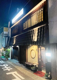 山下春幸さんが料理人の第一歩を踏み出した阪神御影駅前の居酒屋「なだ番」＝神戸市東灘区御影本町４