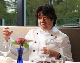 「ＨＡＬ　ＹＡＭＡＳＨＩＴＡ」オーナーシェフの山下春幸さん＝２０２１年４月、東京都港区赤坂９（撮影・吉田敦史）