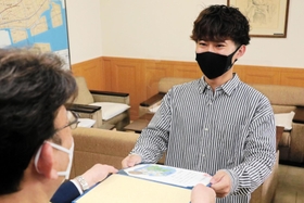 県の「のじぎく賞」を伝達される野村一右軌さん＝東灘署