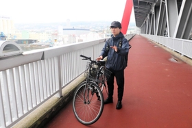 飛び降りを制止したときの状況を振り返る野村一右軌さん＝神戸市東灘区の六甲大橋
