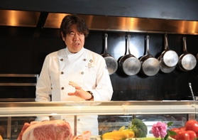 「ＨＡＬ　ＹＡＭＡＳＨＩＴＡ」オーナーシェフの山下春幸さん＝２０２１年４月、東京都港区赤坂９（撮影・吉田敦史）