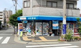 駄菓子屋として約４０年間親しまれている「田中商店」＝神戸市東灘区深江北町３