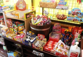 カウンター席の後ろに並ぶ、食べ放題の駄菓子＝神戸市東灘区深江北町３