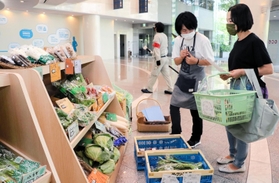 神戸ファッションマート内で開かれた「六甲アイランドこぽらっとおやさい市」＝神戸市東灘区向洋町中６