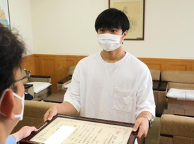 武田英雄署長から署長感謝状を受け取る百合田京之介さん＝東灘署