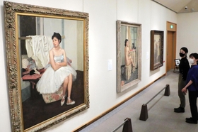 戦前の油絵「踊り子」（左端）などが並ぶ会場＝神戸市東灘区向洋町中５