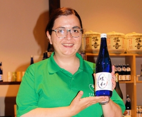 「世界から来る人に日本酒の魅力を伝えたい」と話すメソレッラ・チンツィアさん＝神戸市東灘区御影塚町１