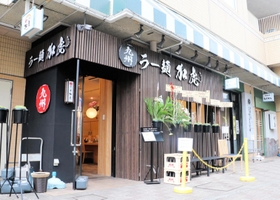 九州ラーメン「加虎」の外観＝神戸市東灘区住吉宮町４
