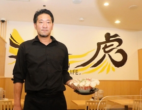 ＪＲ住吉駅前に豚骨ラーメン店をオープンした阪神タイガースＯＢの加藤隆行さん＝神戸市東灘区住吉宮町４