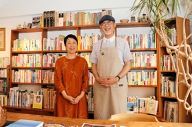 沖縄の本専門店「まめ書房」を営む（左から）金澤伸昭さんと妻の由紀子さん＝神戸市東灘区岡本１
