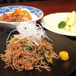 山下春幸さんが考案し、今も人気メニューとして残る「香港焼きそば」（手前）、「鶏じゃが煮」（左奧）、「ピリ辛ちくわ」（右奧）＝神戸市東灘区御影本町４、居酒屋「なだ番」