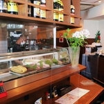 山下春幸さんが料理人の第一歩を踏み出した阪神御影駅前の居酒屋「なだ番」の店内＝神戸市東灘区御影本町４