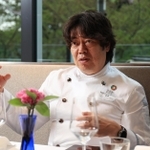 「ＨＡＬ　ＹＡＭＡＳＨＩＴＡ」オーナーシェフの山下春幸さん＝２０２１年４月、東京都港区赤坂９（撮影・吉田敦史）