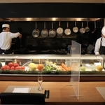 阪神御影駅南の居酒屋「なだ番」で料理人としての第一歩を踏みだし、２００７年に東京・六本木の「東京ミッドタウン」に進出した山下春幸さん（５２）。１０年、「新和食」のパイオニアとして勢いに乗り始めた山下さんの店に、ドイツ人ピーター・ニップ氏の一行がやってきた。世界的な美食の祭典で審査の中心を担う人物だ。（文中敬称略）