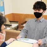 県の「のじぎく賞」を伝達される野村一右軌さん＝東灘署