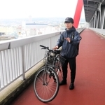 飛び降りを制止したときの状況を振り返る野村一右軌さん＝神戸市東灘区の六甲大橋